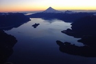 チリ富士、オソルノ火山と湖の雄大な景色をお楽しみください。