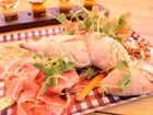 生ハムや、サラミ、パンなどが含まれたプラッターを堪能