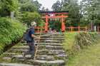 道を歩く途中、神社がたくさんあります。