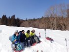 スノーシューの後は、雪の上でちょっと休憩