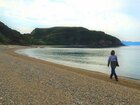 加計呂麻島の静かな海岸線を歩く