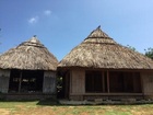 与論民俗村では、茅葺屋根の古民家を展示し、島の昔の生活を伝えています。