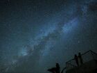 満天の星空と天の川。流れ星を見つけたら、願い事をするのを忘れずに。