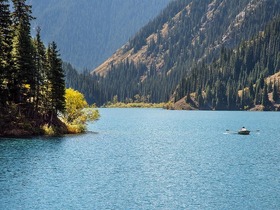 美しい景観のコルセイ湖でリラックス