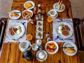 滞在には美味しい朝食と3コースの夕食が含まれています