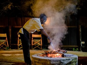 アフリカらしくボマで調理した食事が楽しめます