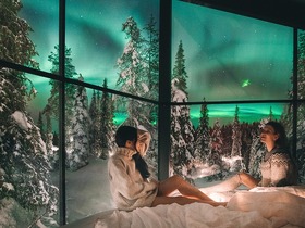 暖かいイグルーの中でオーロラ鑑賞