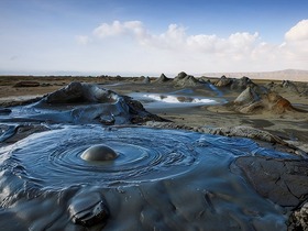 ゴブスタン国立公園の泥火山。日帰りでの訪問が可能