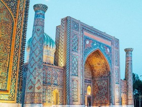 レギスタン広場には重要な建築物が集まっています。