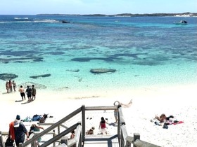 白い砂浜のビーチへ