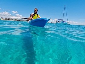 透明な海をスイスイ。カヤックで心もリフレッシュ