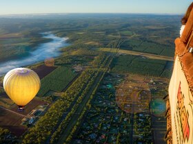 非日常にテイクオフ！朝焼けの空を旅する、特別なひととき。