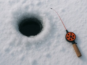 氷に穴を開けてアイスフィッシング開始！