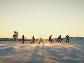 ラップランドの雪景色の中を歩きます