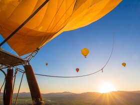 朝陽とともに空の旅へ ケアンズの絶景を熱気球でふわりと舞う、特別な朝の始まり