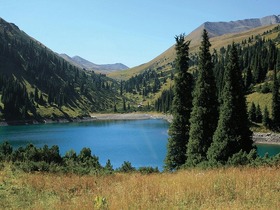 イシク湖で新鮮な山々の空気をお楽しみください