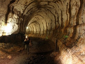 ハイランド観光で溶岩洞窟を散策