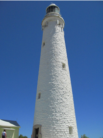 島内にある真っ白な灯台