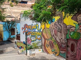 ストリートアートがみられるバランコ地区を散策