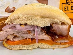 ボリュームたっぷりのサンドイッチ