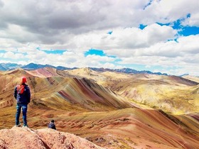 レインボーマウンテン同様にカラフルな景観が楽しめます