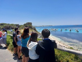 バスで島内の見どころを観光