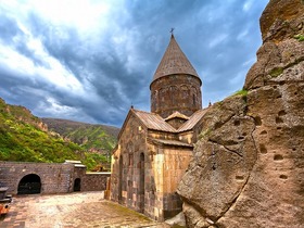 ロンギヌスの槍が見つかったといわれる洞窟修道院、ゲガルド修道院