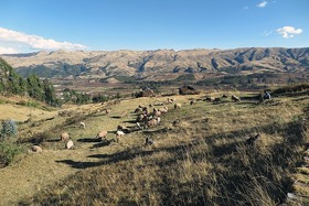 アンデス山脈に広がる聖なる谷の牧歌風景