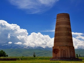 シルクロード時代に建てられたブラナの塔を訪問