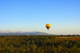 アサートン高原を見下ろし熱気球で空中散歩