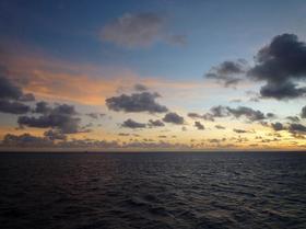 ロマンチックなグレートバリアリーフの夕暮れ