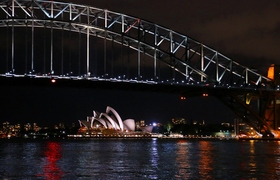 シドニーの夜景に浮かび上がるオペラハウス