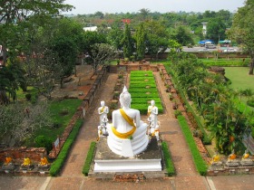 神々しいアユタヤの真っ白な仏像