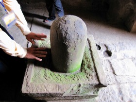 塔の中に祭られているリンガ(男性の性器)