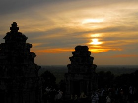 アンコールワットの遺跡と夕日の絶景コラボ