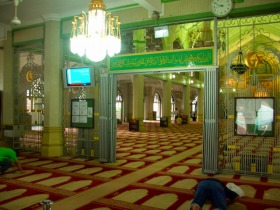 神聖な雰囲気の「サルタンモスク」