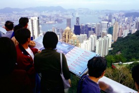 高層ビルの立ち並ぶ香港の街並みを一望