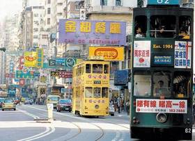 カラフルなトラムが走る香港の街