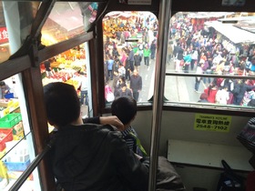 トラムの2階から見下ろす香港の街
