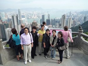 香港の景色を背に記念撮影