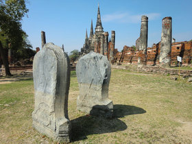 王の遺骨を納めた3本の仏塔を含むワットプラシーサンペット