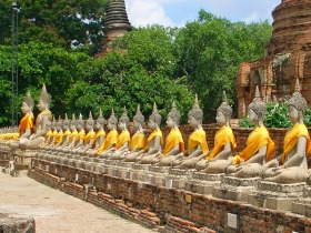 ワットヤイチャイモンコン境内で見られる仏像
