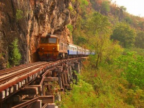 崖と谷に挟まれ、列車が泰緬鉄道進みます