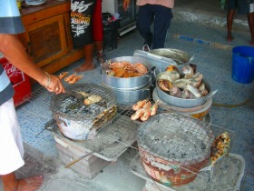 美味しい海産物が焼かれてたりします