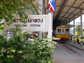 メークロンの駅に列車が到着しました