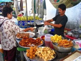 タイ郊外の朝市の様子