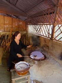 地元女性が手際よくライスペーパーを作っていく