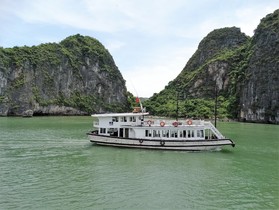 船からハロン湾の景観を楽しむ