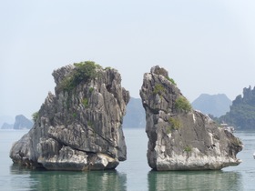 闘鶏岩またはキス岩