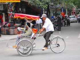 ハノイ名物の自転車タクシー（シクロ）